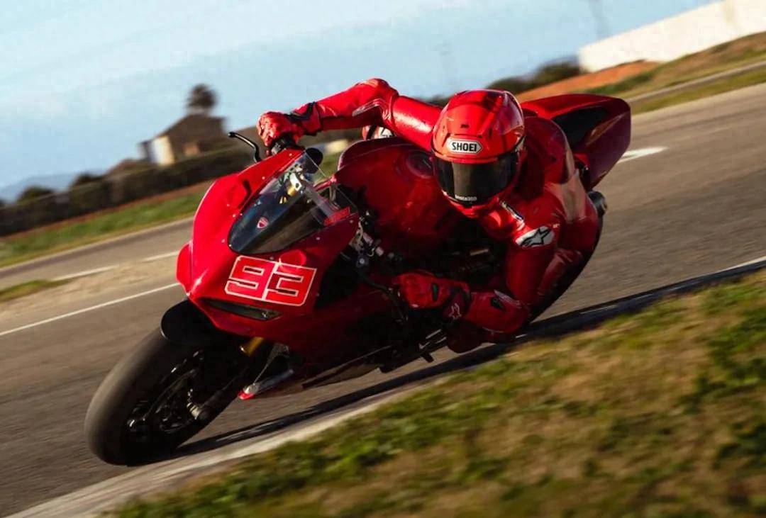 ta360联手MotoGP传奇马克马奎斯！爱游戏app网站重磅：中国品牌影石Ins(图3)