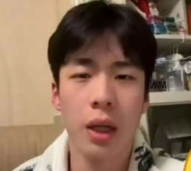 自己是直男和其他男性不雅被曝光爱游戏体育知名网红塌方里强调(图3)