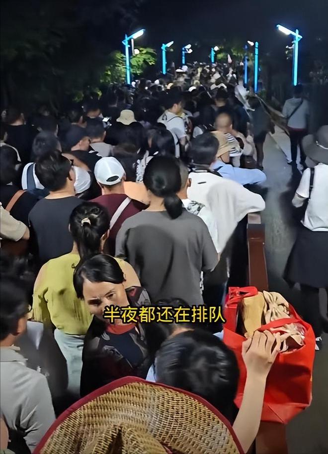 点：第四只能睡厕所第二全天排队第一是谁ayx爱游戏app五一热度最高十大景(图3)